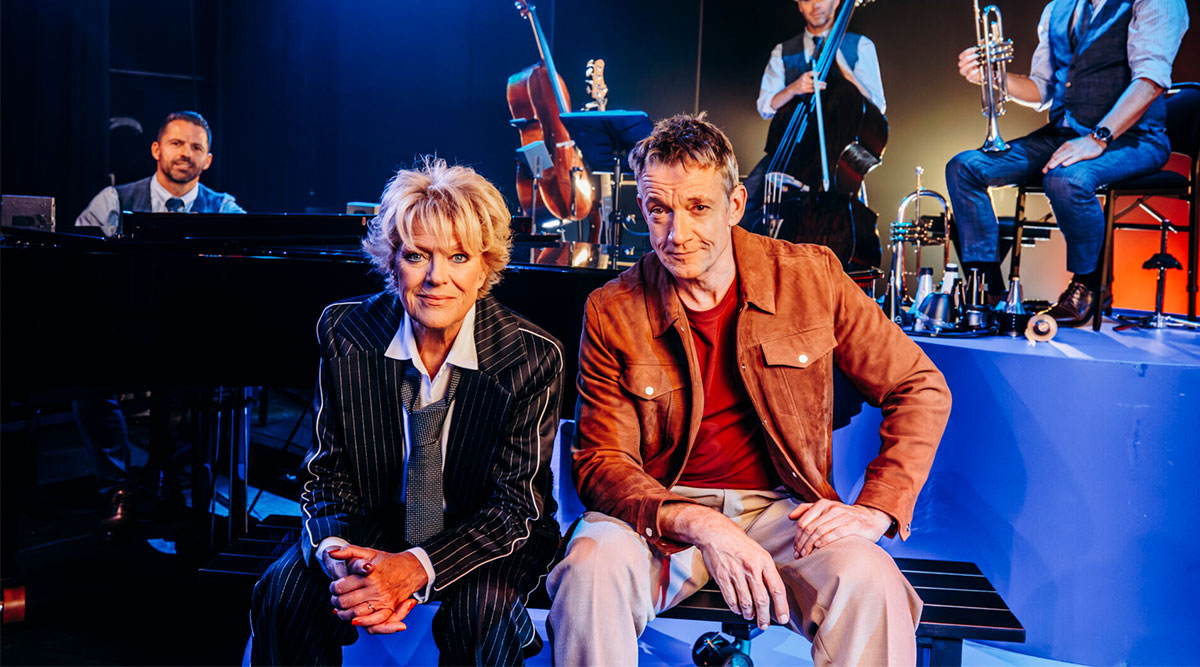 De poster voor de voorstelling Vooruit met Simone Kleinsma en Paul Groot.