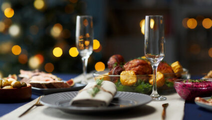 De tafel is gedekt voor het kerstdiner.