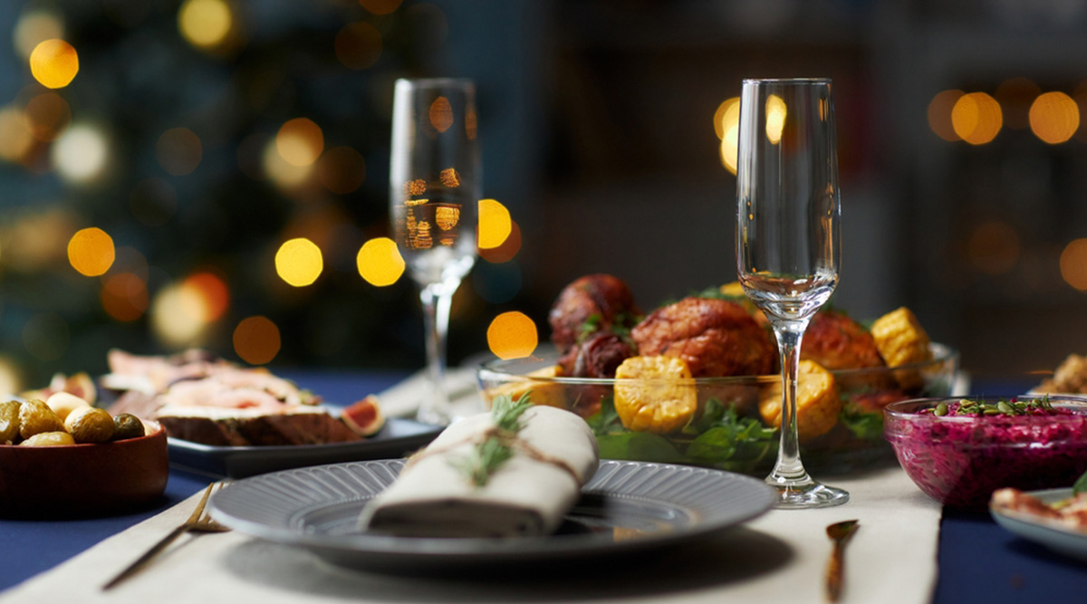 De tafel is gedekt voor het kerstdiner.