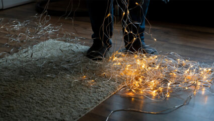 Kerstverlichting in de knoop.