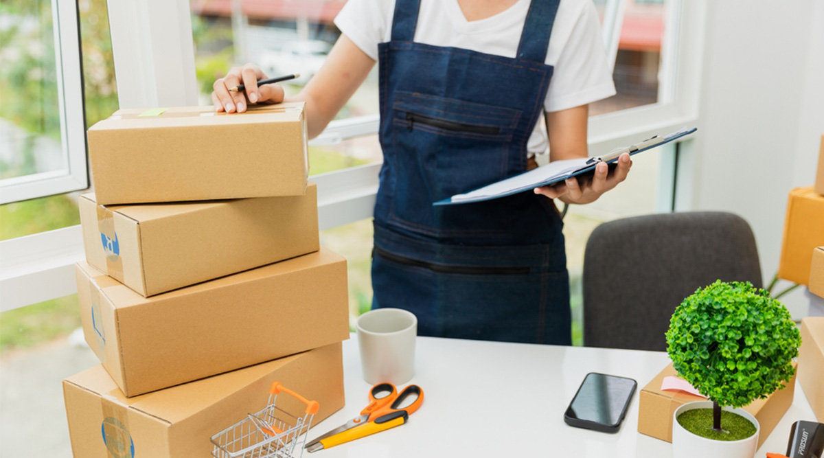Een vrouw heeft een pakketpunt aan huis.