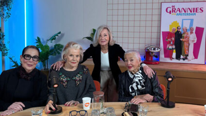 De Grannies van Amsterdam in de podcast studio.