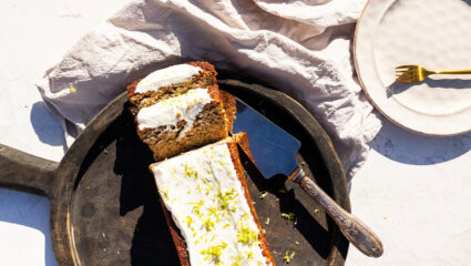 Vegan dadelcake van Sandra Ysbrandy.