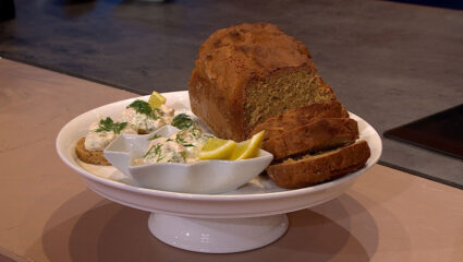 Roggebrood met Zweedse Skagenröra.