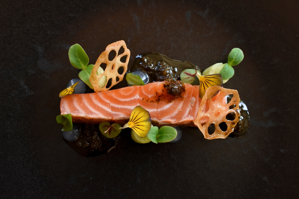 Een gerecht dat qua opmaak rustig is, met verschillende kleuren en structuren