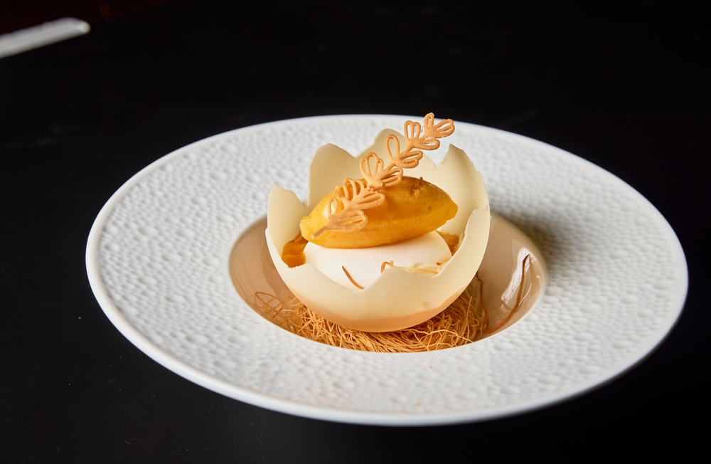 Dessert met een patroon bovenop.