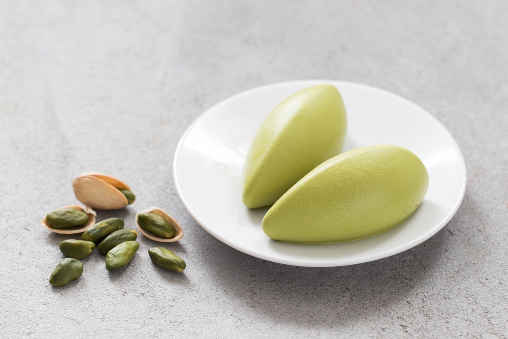 Quenelles van pistache crème.
