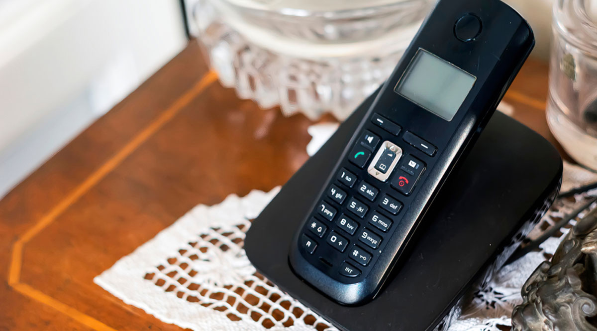 Een draadloze vaste telefoon op een tafeltje