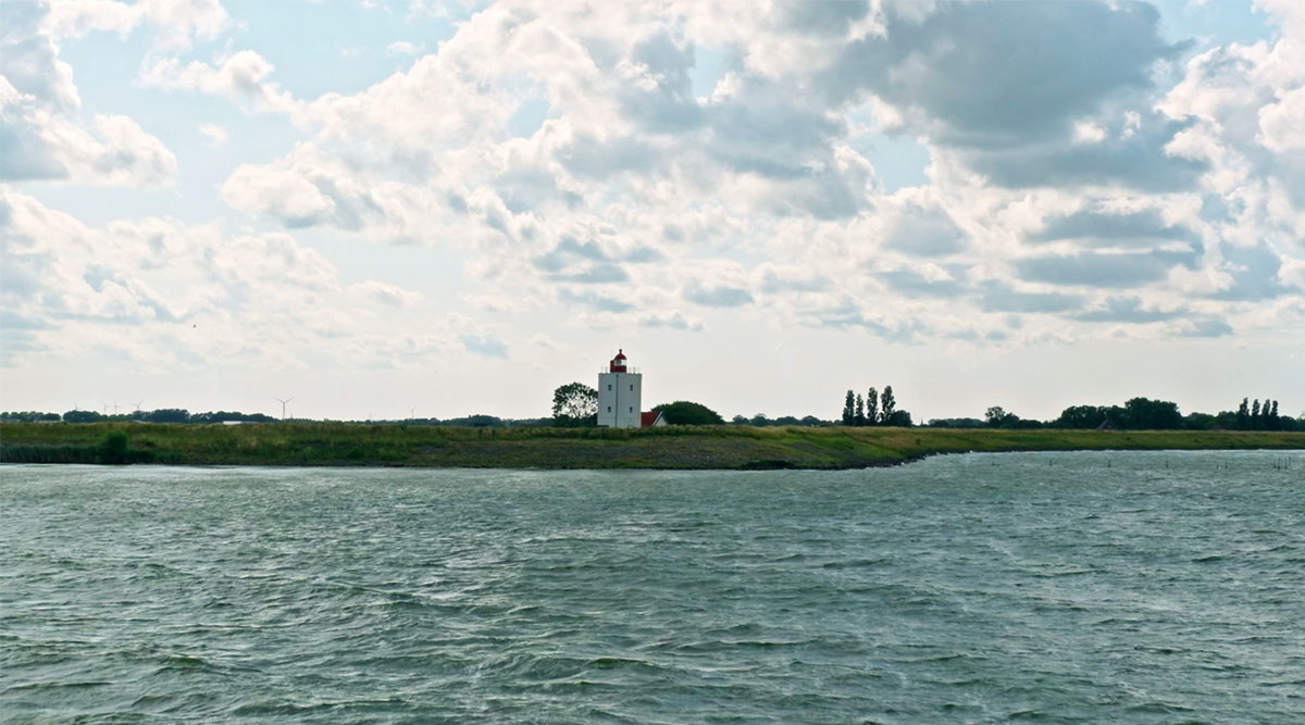 De vuurtoren van Enkhuizen vanaf zee.