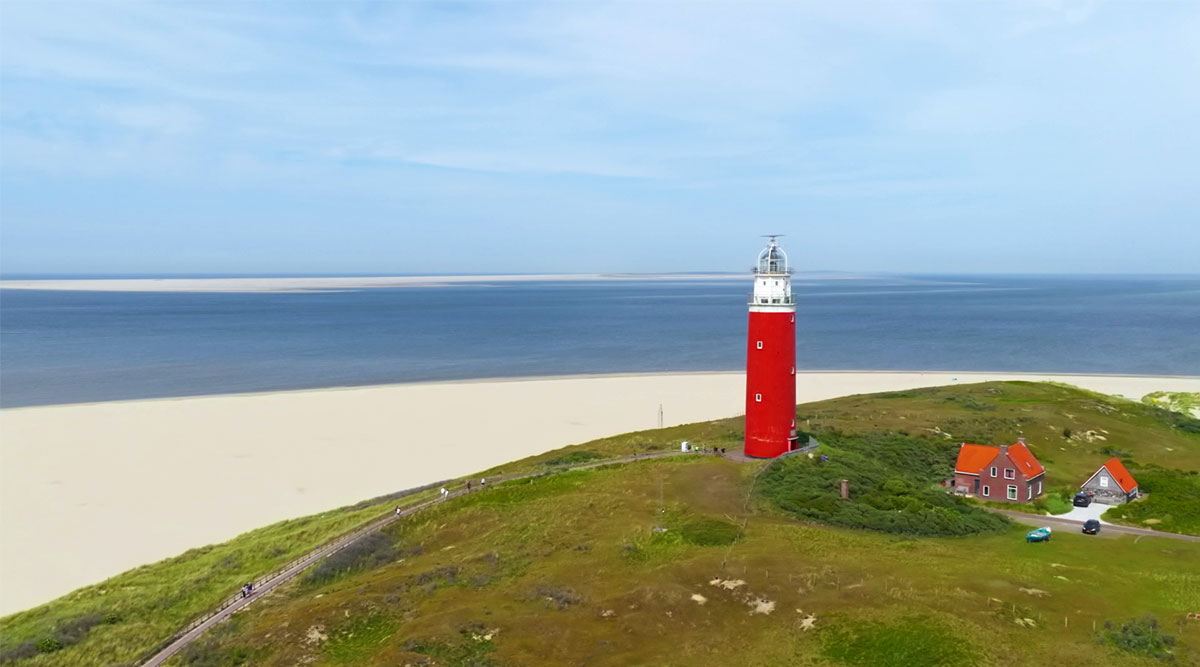 De vuurtoren van Texel met de zee op de achtergrond.