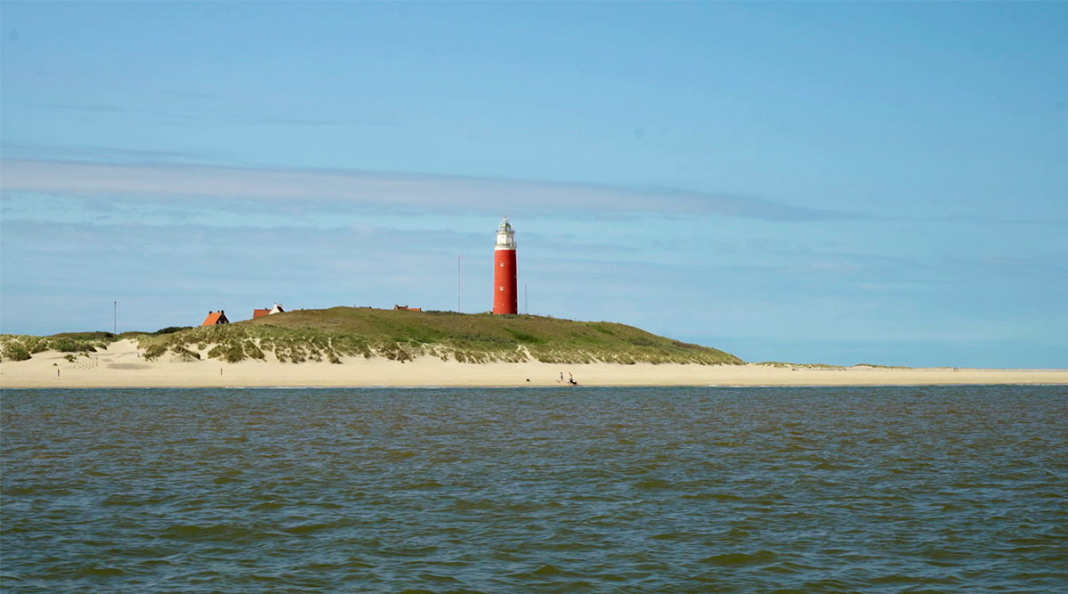 De vuurtoren van Texel gezien vanaf zee.