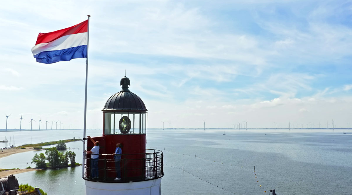 De top van de vuurtoren van Urk, met de Nederlandse vlag.