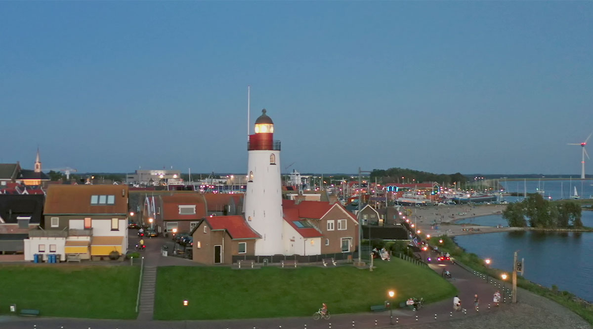 De vuurtoren van Urk bij schemering. 