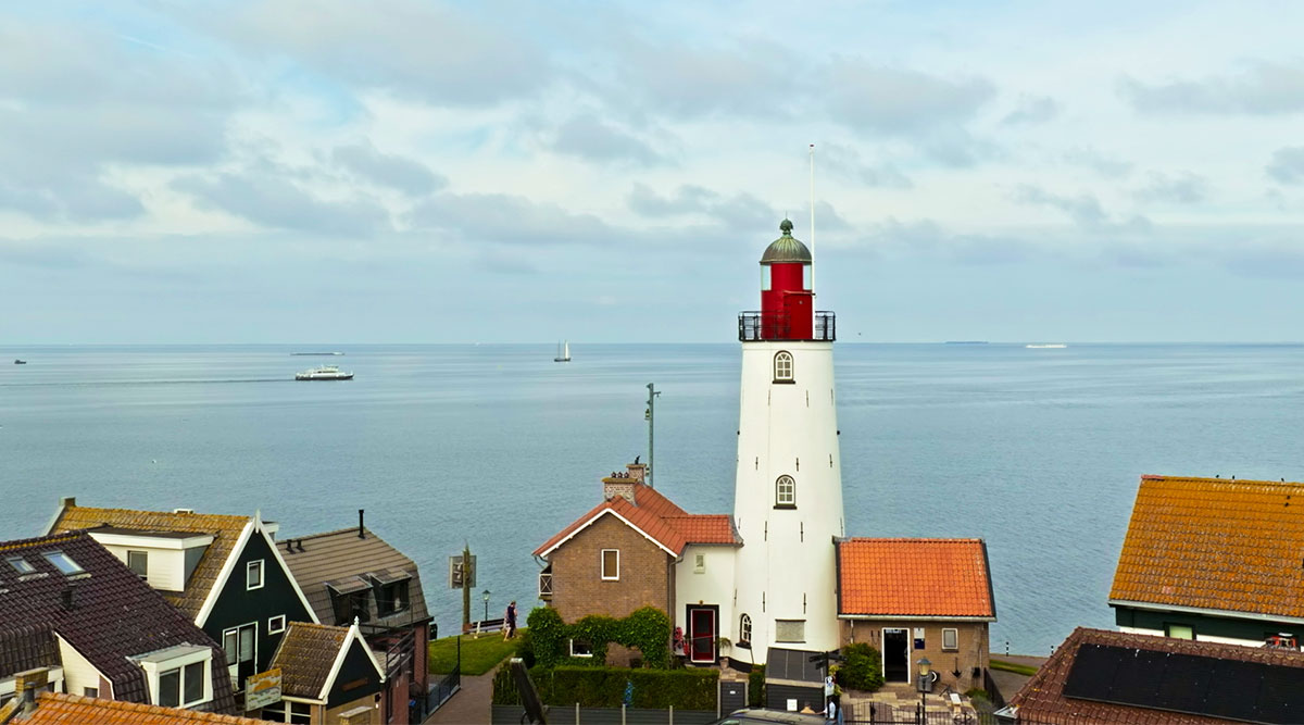 De woning zit vast aan de vuurtoren op Urk.