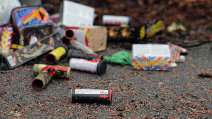 Vuurwerkafval op de grond.