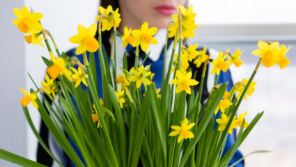 Puzzel: maak de vrouw met de gele narcissen compleet.