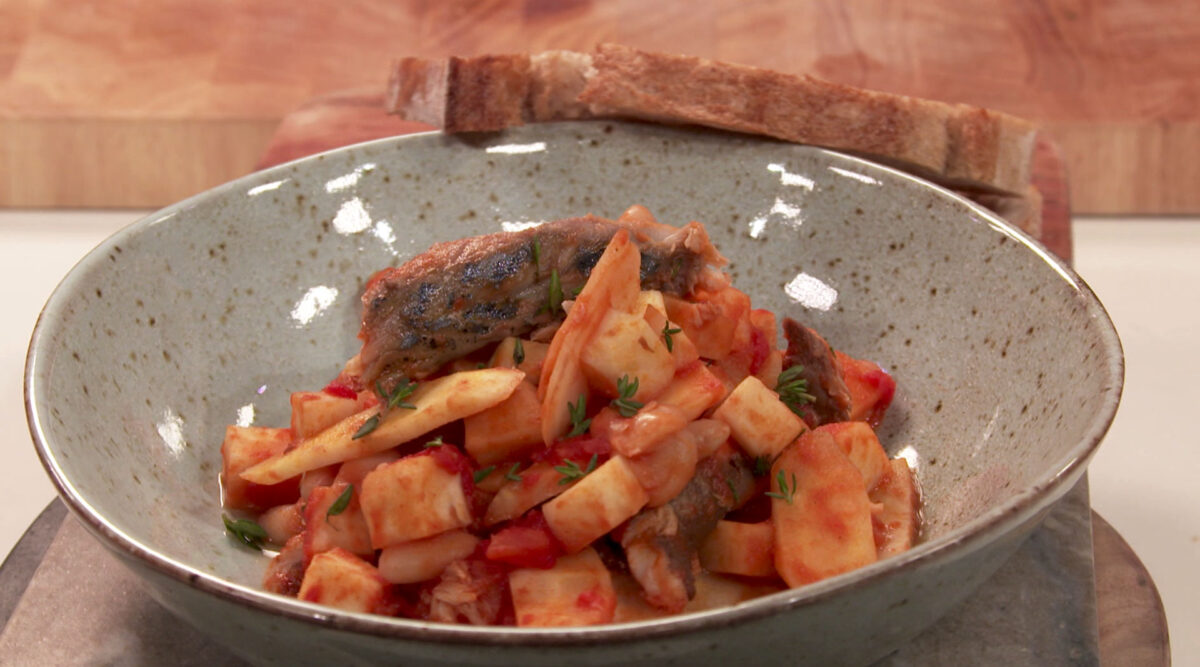 Kook mee met MAX: gestoofde witte bonen met makreel en wintergroenten