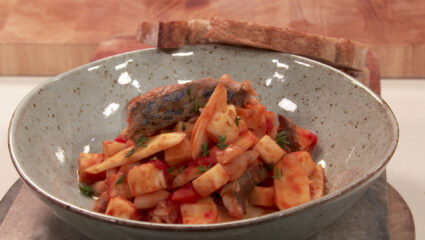 Kook mee met MAX: gestoofde witte bonen met makreel en wintergroenten