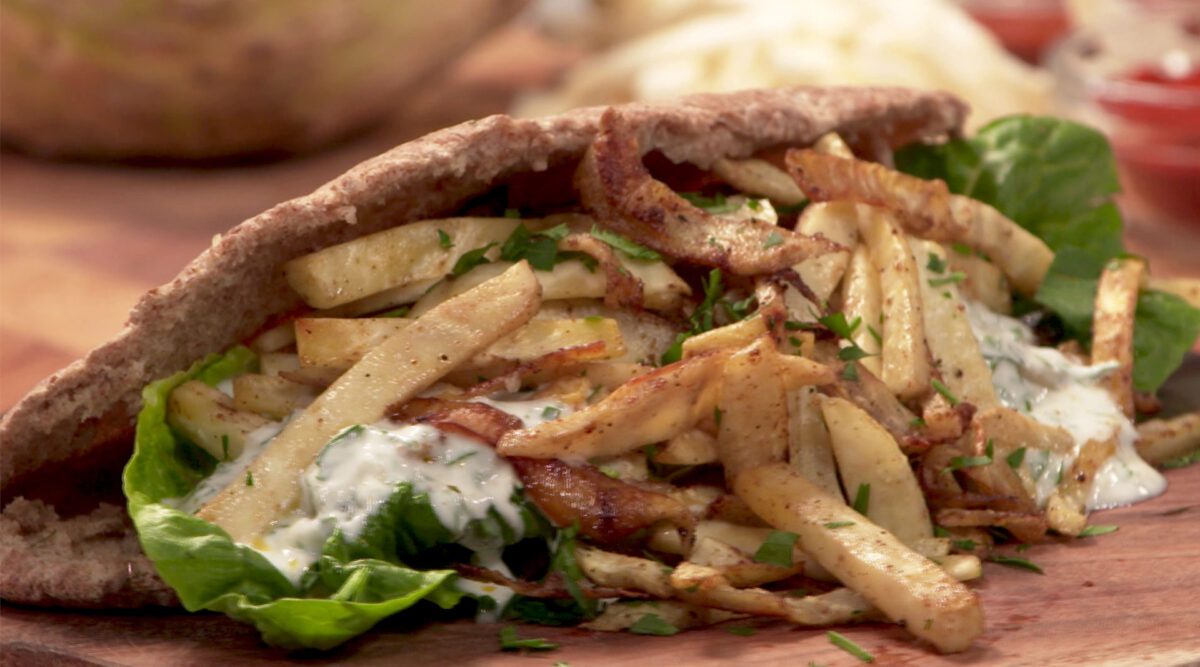 Kook mee met MAX: broodje knolselderijshoarma met yoghurt-knoflooksaus