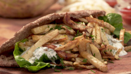 Kook mee met MAX: broodje knolselderijshoarma met yoghurt-knoflooksaus