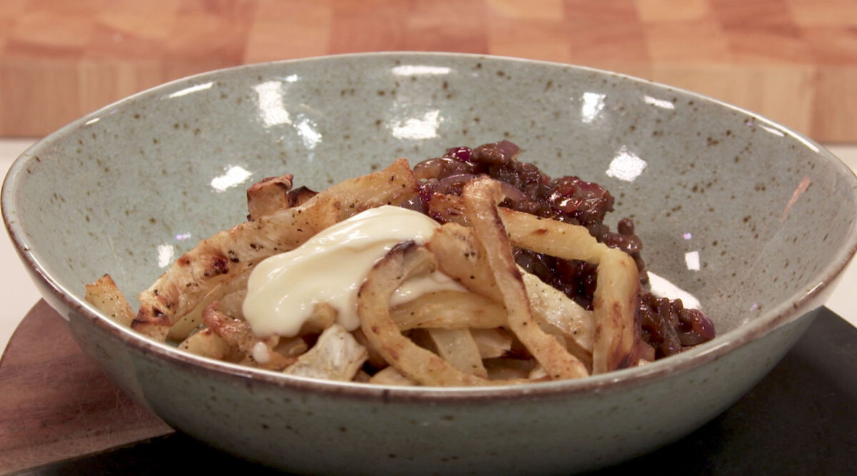 Kook mee met MAX: snelle gehakt-zoervleisj met appelstroopjus en knolselderijfriet