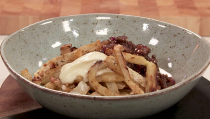 Kook mee met MAX: snelle gehakt-zoervleisj met appelstroopjus en knolselderijfriet