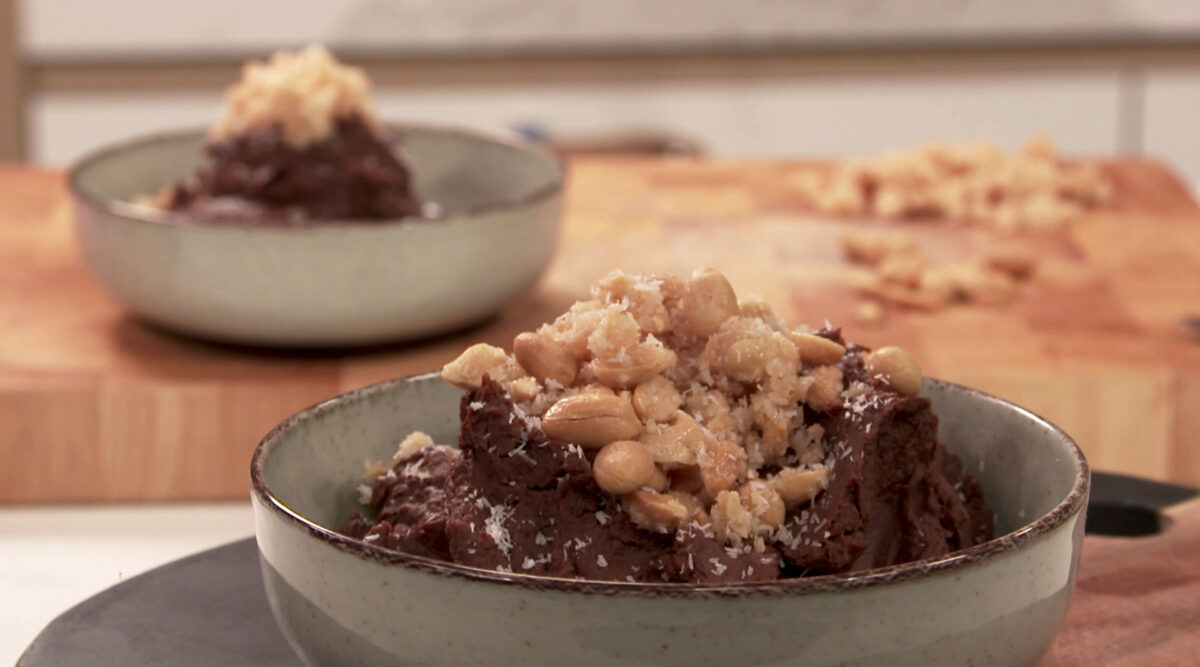 Kook mee met MAX: chocolade-zoete aardappelmousse met pindacrunch