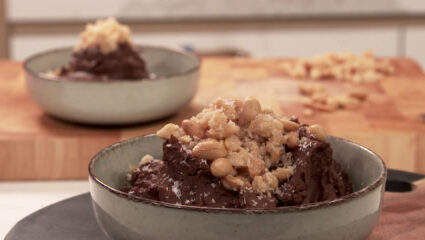 Kook mee met MAX: chocolade-zoete aardappelmousse met pindacrunch