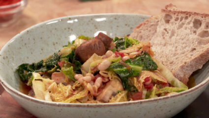 Kook mee met MAX: Spaanse savooiekoolstoof met witte bonen