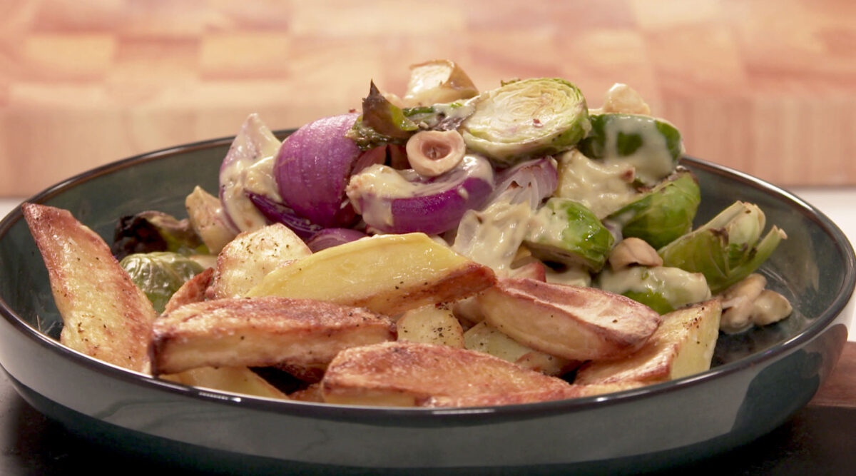 Kook mee met MAX: ovenschotel met spruitjes, appel en hazelnoten