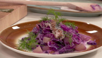 Kook mee met MAX: Scandinavische haringstoof met rodekool en aardappel