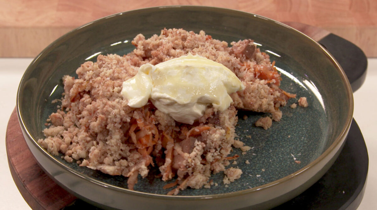 Kook mee met MAX: zoete wortel-pastinaakcrumble met speculaaskruiden