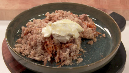 Kook mee met MAX: zoete wortel-pastinaakcrumble met speculaaskruiden