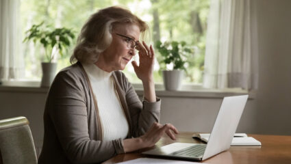 Mevrouw doet belastingaangifte van een overleden naaste.