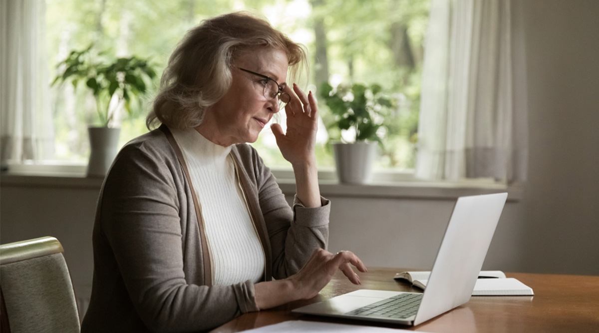 Mevrouw doet belastingaangifte van een overleden naaste.