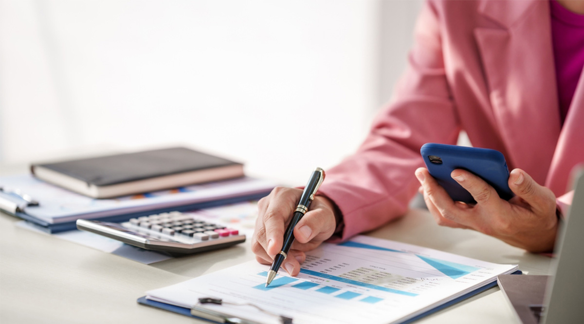 Iemand rekent uit wat de afschrijfkosten zijn.