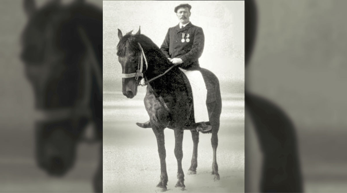 De overgroot opa van Marije op zijn paard.