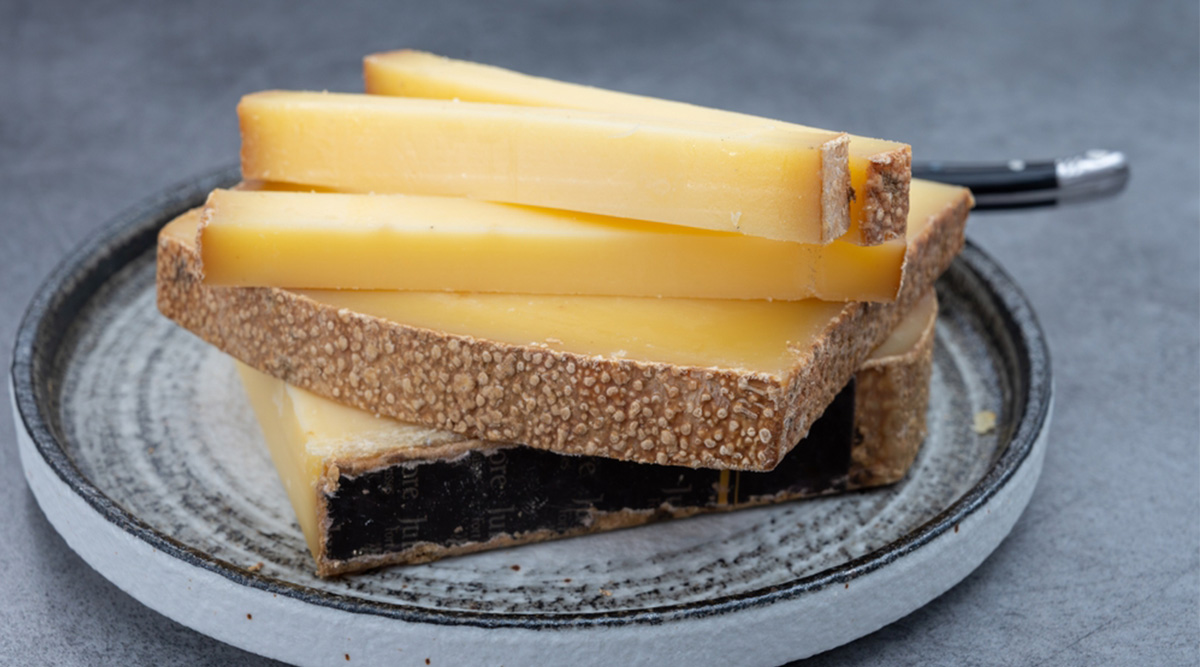 Comté kaas op een bord.