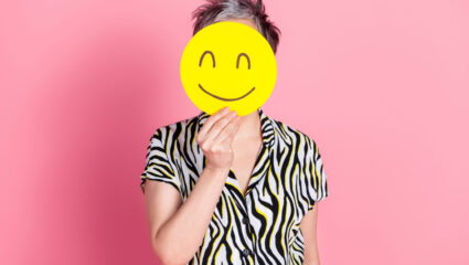 De politie waarschuwt dat een emoji op een foto juist geen privacy biedt