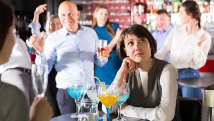 Mevrouw is alleen op een feestje.