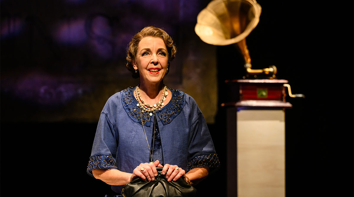 Een scènefoto uit Viva la Diva met Frédérique Sluyterman van Loo en Erik Brey.