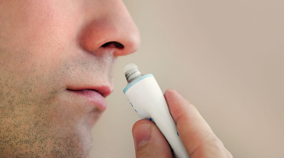 Man behandelt korstjes in zijn neus