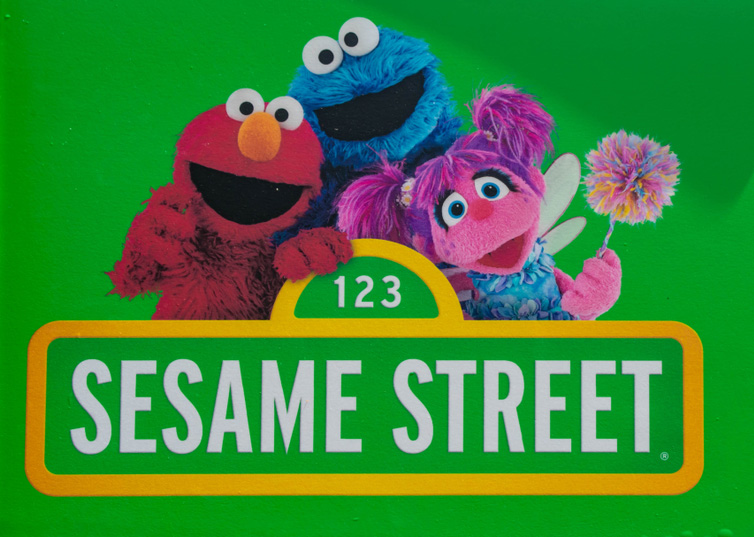 In Engelstalige landen heet Sesamstraat Sesame Street. 