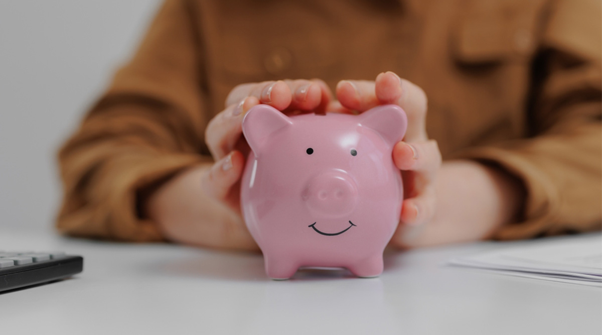 Mevrouw heeft een spaarpot in de hand.