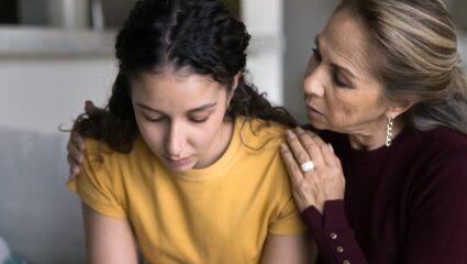 Een vrouw vergeeft haar dochter.