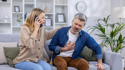Een meneer heeft pijn aan zijn hart en met spoed moet een arts gebeld worden.