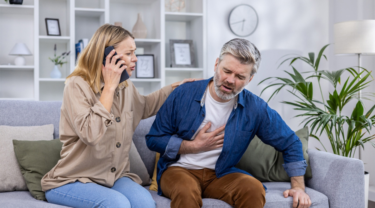 Een meneer heeft pijn aan zijn hart en met spoed moet een arts gebeld worden.