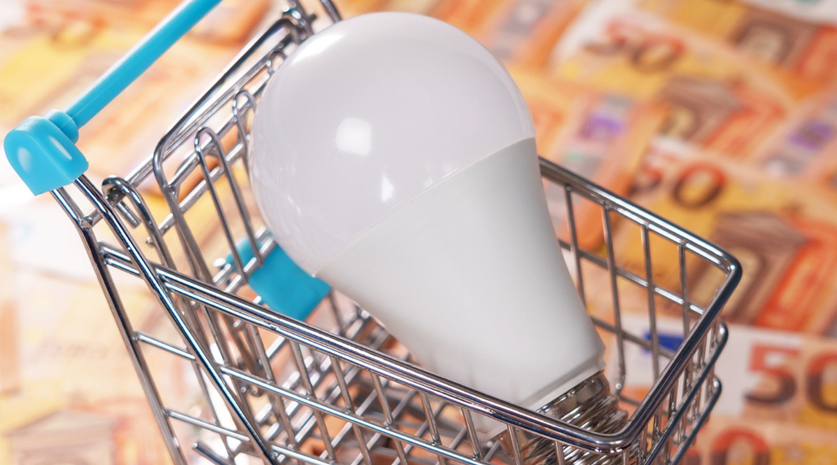 Een lampje in een winkelmand,, met daaronder veel geld. Als symbool voor de welkomstbonus.