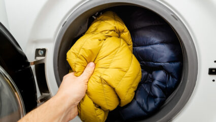 Een winterjas in de wasmachine.