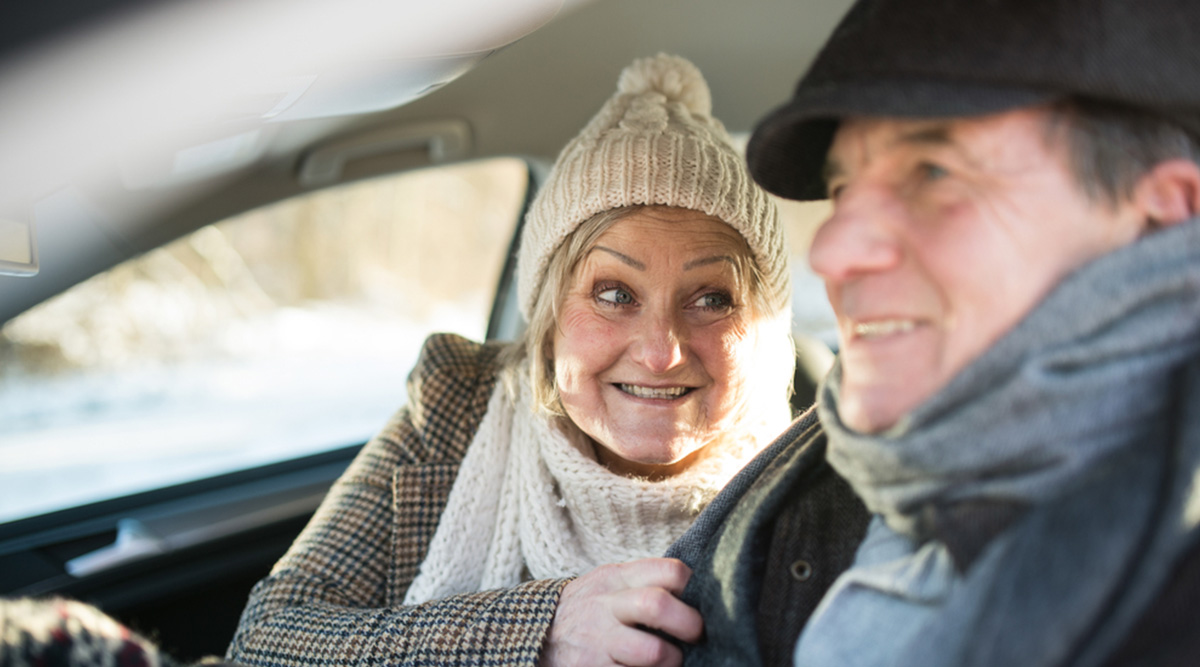 Stel draagt in de auto een winterjas onder de gordel.